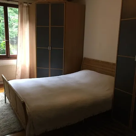 Bedroom In Central - Women Only Genève