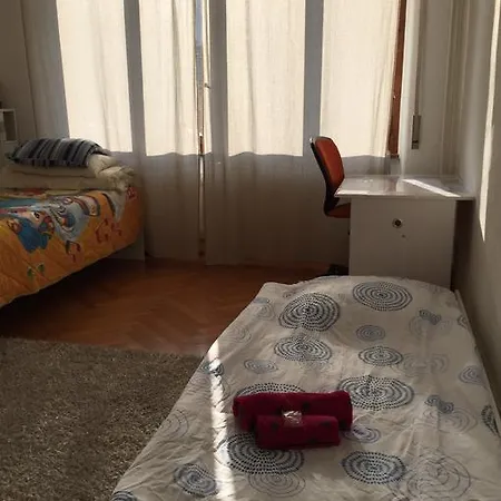 Bedroom In Central - Women Only *