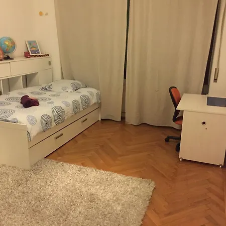 Bedroom In Central - Women Only * Genève
